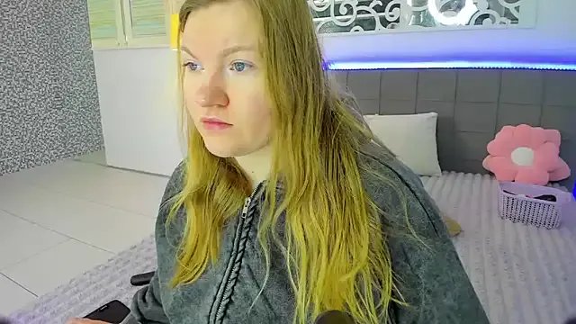 AshleyJoness — Get naked and fingering my kitty~