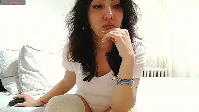 Freechat CharmingWitchy on StripChat