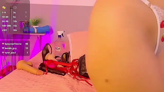 cutepetitee on StripChat