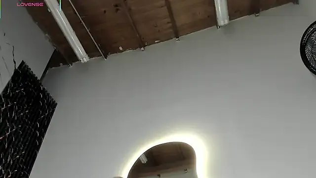 ebony_hot1 on StripChat