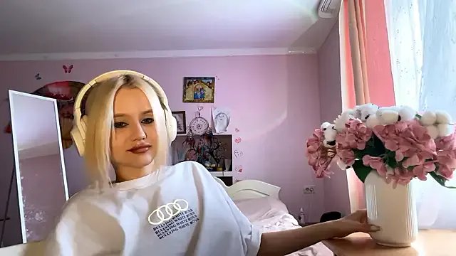 MelisaBloomy — Tease my sexy nipples under my bra