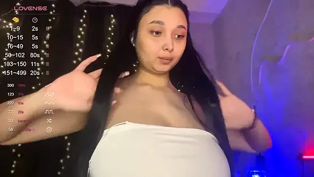 UdeleBarns — Flash boobs