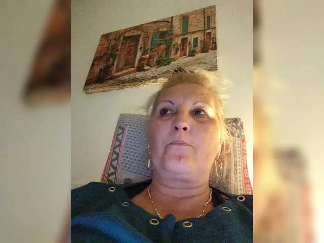 Masturbate to amazing stripper DivineBlond DivineBlond from BongaCams