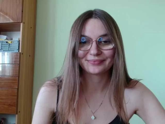 Cute Ellyxcute wants you to fuck her body now Ellyxcute from BongaCams