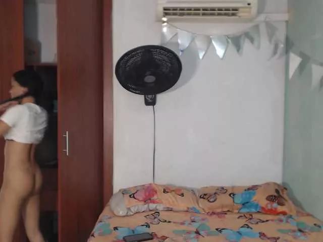 nicolle-sanders from BongaCams