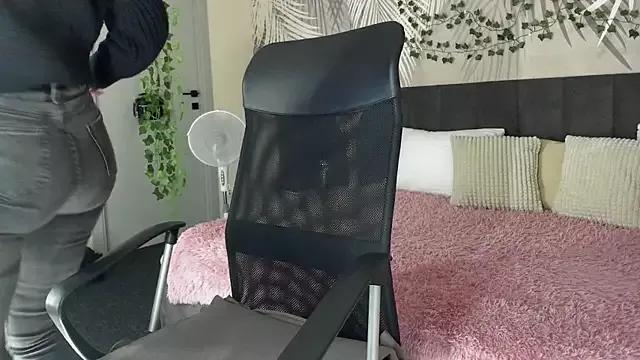 Join slutty performer Kira_Key Kira_Key from StripChat