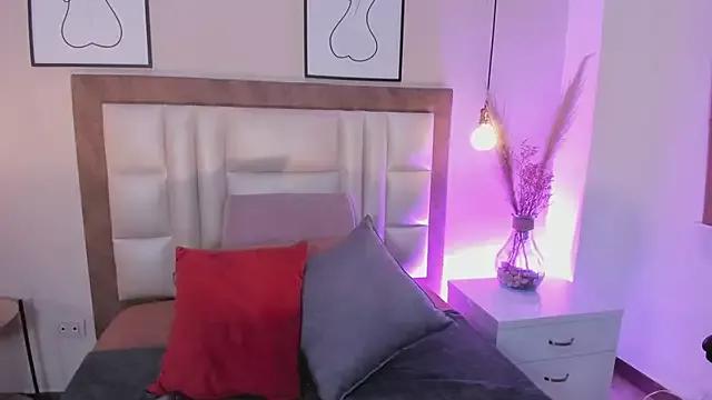 Watch cute performer VelvettCrowee VelvettCrowee from StripChat